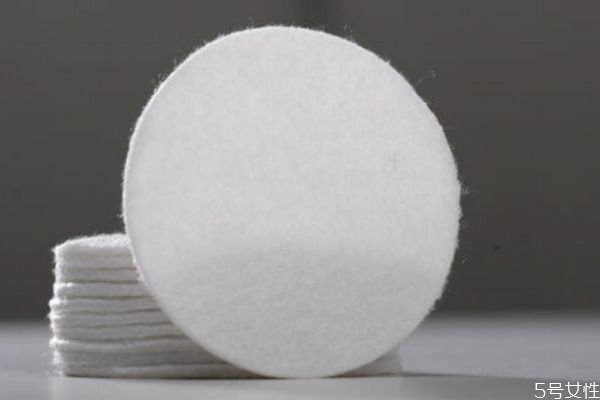 化妝棉可以用來(lái)洗臉嗎 化妝棉去黑頭怎么使用 化妝棉可以用來(lái)洗臉嗎 化妝棉去黑頭怎么使用