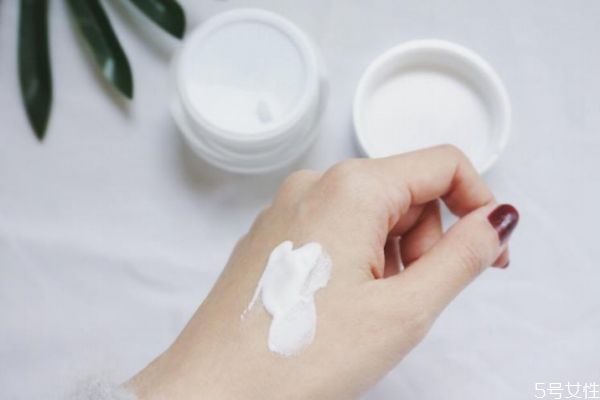 面霜和素顏霜哪個(gè)好 面霜和素顏霜先擦哪個(gè) 面霜和素顏霜哪個(gè)好 面霜和素顏霜先擦哪個(gè)