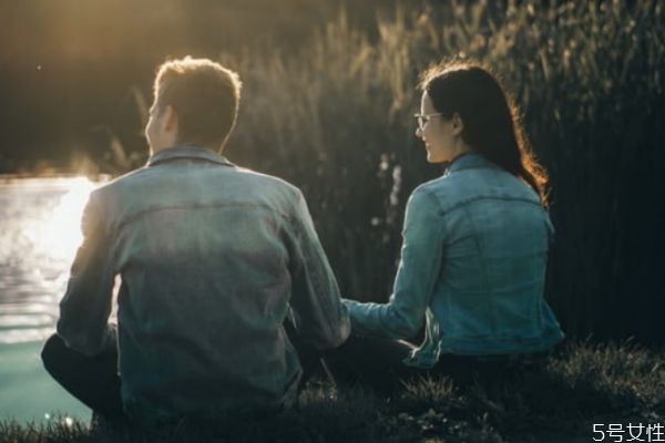 女生會(huì)和不喜歡的人約會(huì)嗎 小動(dòng)作證明女生喜歡你 女生會(huì)和不喜歡的人約會(huì)嗎 小動(dòng)作證明女生喜歡你