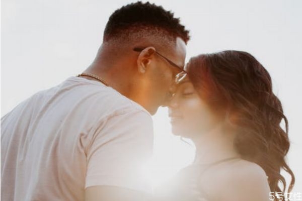 當(dāng)男生開(kāi)始對(duì)你有保護(hù)欲 成熟男人追女人的手段 當(dāng)男生開(kāi)始對(duì)你有保護(hù)欲 成熟男人追女人的手段