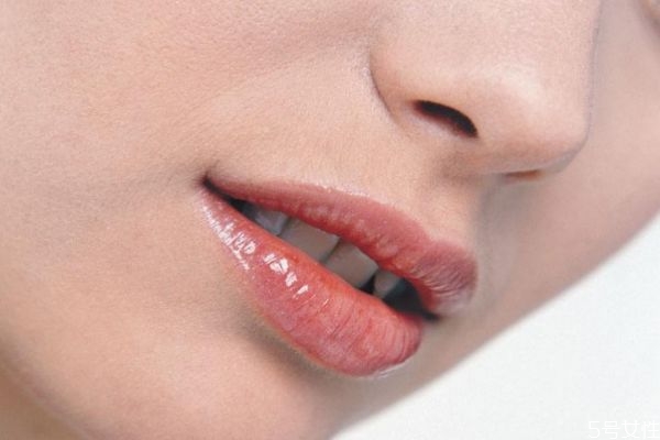 嘴巴起皮怎么辦 如何去除唇部的死皮 嘴巴起皮怎么辦 如何去除唇部的死皮