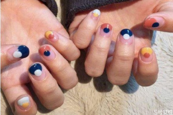 指甲短適合做美甲嗎 指甲短做什么款式好看 指甲短適合做美甲嗎 指甲短做什么款式好看