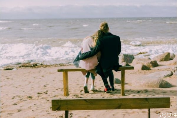 異性之間哪些動(dòng)作算曖昧 兩人有曖昧的表現(xiàn) 異性之間哪些動(dòng)作算曖昧 兩人有曖昧的表現(xiàn)