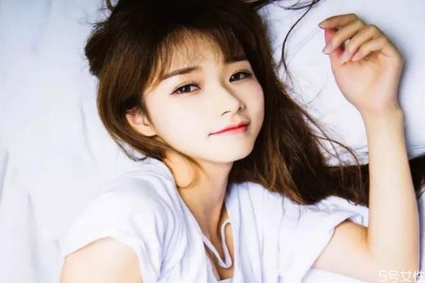 怎樣看出兩個(gè)人有感覺(jué) 遇見(jiàn)心上人的反應(yīng) 怎樣看出兩個(gè)人有感覺(jué) 遇見(jiàn)心上人的反應(yīng)