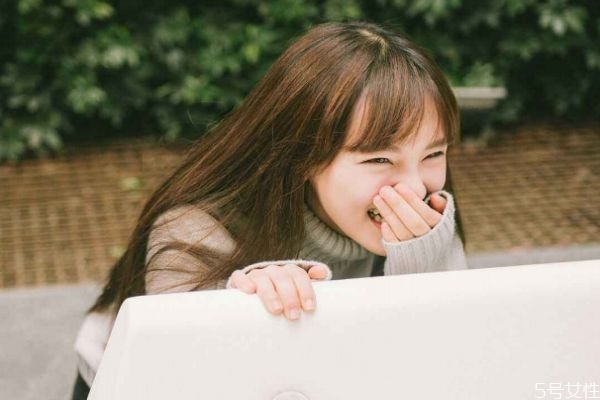 怎么試探她喜不喜歡你 女生愛上你的表現(xiàn) 怎么試探她喜不喜歡你 女生愛上你的表現(xiàn)