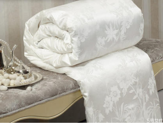 蠶絲被曬了太陽怎么辦 蠶絲被不會生螨蟲嗎 蠶絲被曬了太陽怎么辦 蠶絲被不會生螨蟲嗎