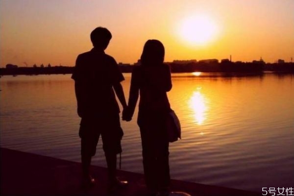 男生會(huì)隨便十指緊扣嗎 男朋友很珍惜你的表現(xiàn) 男生會(huì)隨便十指緊扣嗎 男朋友很珍惜你的表現(xiàn)