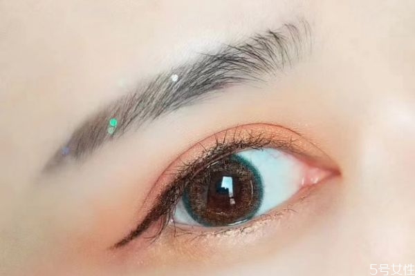 眼影為什么容易掉 眼影為什么涂上會結塊