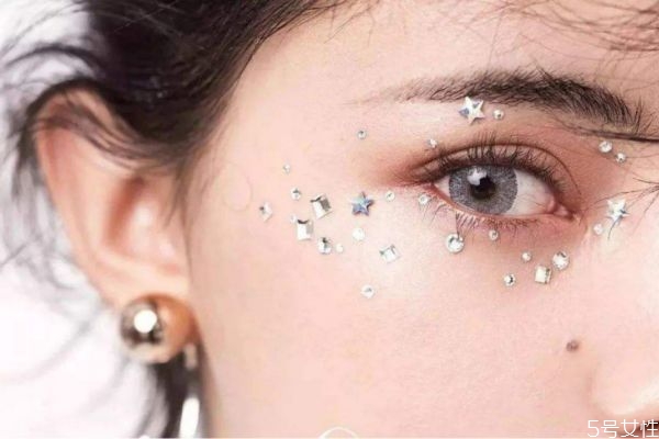 眼影為什么容易掉 眼影為什么涂上會結塊