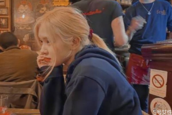 頭發(fā)沒染均勻還有救嗎 剛?cè)镜念^發(fā)能再重染嗎 頭發(fā)沒染均勻還有救嗎 剛?cè)镜念^發(fā)能再重染嗎