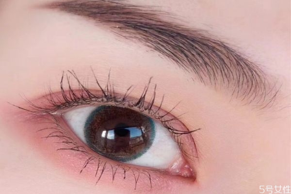 眼影為什么容易掉 眼影為什么涂上會結塊