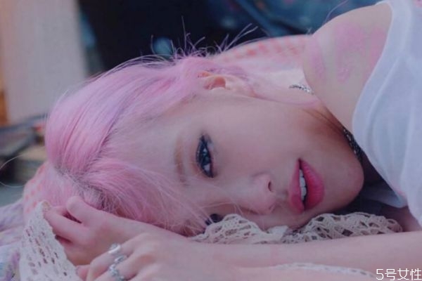 頭發(fā)沒染均勻還有救嗎 剛?cè)镜念^發(fā)能再重染嗎 頭發(fā)沒染均勻還有救嗎 剛?cè)镜念^發(fā)能再重染嗎