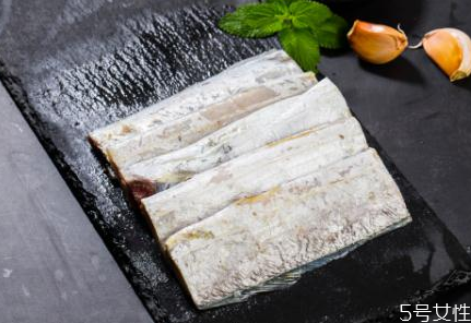 炸帶魚一定要掛糊嗎 炸帶魚用淀粉還是面粉 炸帶魚一定要掛糊嗎 炸帶魚用淀粉還是面粉