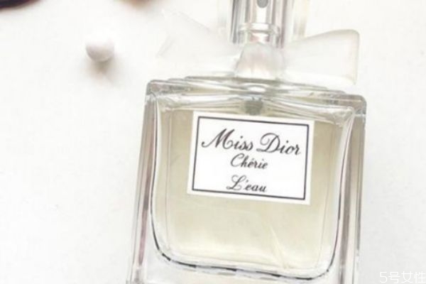 多少錢的香水算劣質(zhì)的 便宜香水和貴香水區(qū)別 多少錢的香水算劣質(zhì)的 便宜香水和貴香水區(qū)別