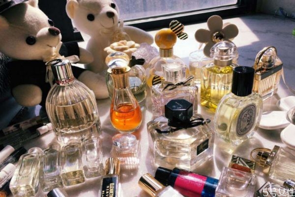 香水能直接噴頭發(fā)上嗎 香水怎么噴最吸引人 香水能直接噴頭發(fā)上嗎 香水怎么噴最吸引人