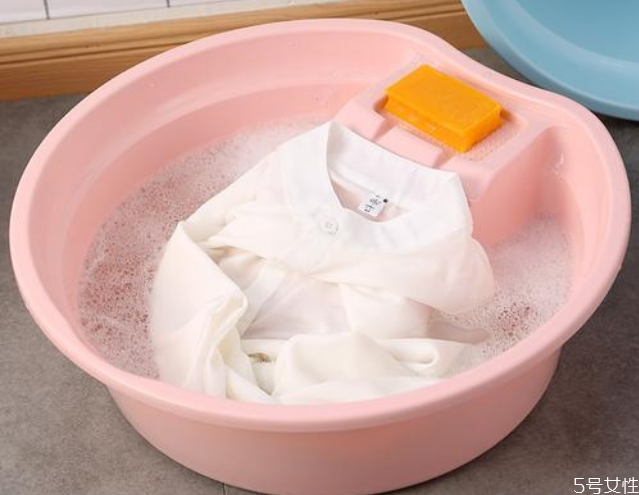 84消毒液把白色衣服漂黃了怎么辦 84漂白衣服變黃怎么回事 84消毒液把白色衣服漂黃了怎么辦 84漂白衣服變黃怎么回事