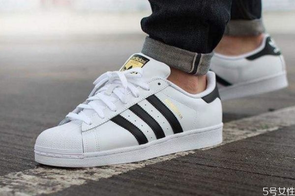 阿迪達(dá)斯貝殼頭鞋如何保養(yǎng) 貝殼頭偏大還是偏小 阿迪達(dá)斯貝殼頭鞋如何保養(yǎng) 貝殼頭偏大還是偏小