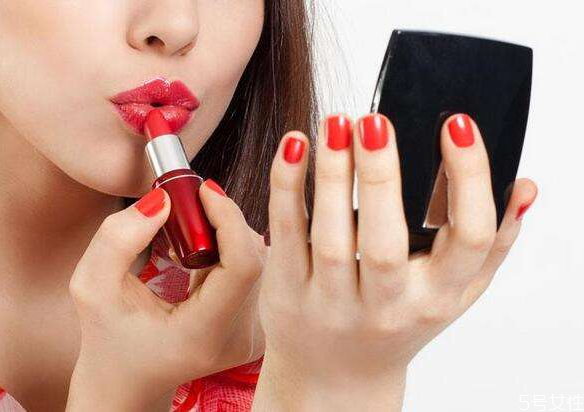 厚嘴唇適合打嘟嘟唇嗎 厚嘴唇適合什么唇妝 厚嘴唇適合打嘟嘟唇嗎 厚嘴唇適合什么唇妝