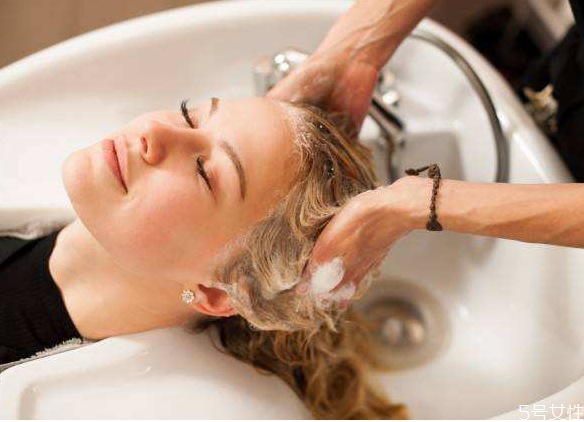 接發(fā)膠水怎么去掉 接發(fā)的膠用什么能洗掉 接發(fā)膠水怎么去掉 接發(fā)的膠用什么能洗掉