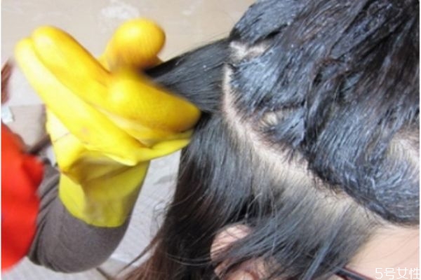 做完頭發(fā)后藥水味道怎么去除 做完頭發(fā)氣味很大怎么辦 做完頭發(fā)后藥水味道怎么去除 做完頭發(fā)氣味很大怎么辦