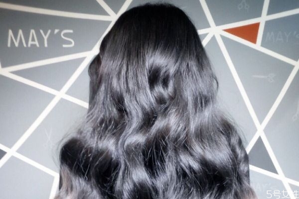 什么膚色的人適合染藍(lán)色頭發(fā) 藍(lán)色頭發(fā)褪色后效果 什么膚色的人適合染藍(lán)色頭發(fā) 藍(lán)色頭發(fā)褪色后效果