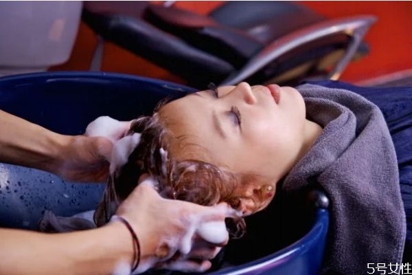 洗完頭太蓬松怎么辦 洗完頭怎樣不炸毛 洗完頭太蓬松怎么辦 洗完頭怎樣不炸毛