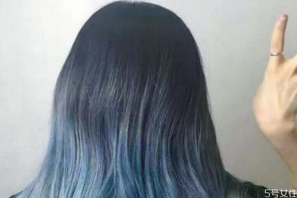 什么膚色的人適合染藍(lán)色頭發(fā) 藍(lán)色頭發(fā)褪色后效果 什么膚色的人適合染藍(lán)色頭發(fā) 藍(lán)色頭發(fā)褪色后效果
