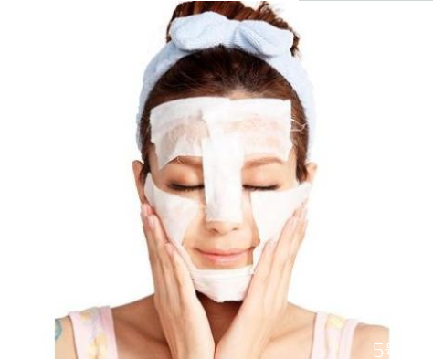 化妝棉濕敷的操作方法 濕敷和直接涂臉的區(qū)別 化妝棉濕敷的操作方法 濕敷和直接涂臉的區(qū)別