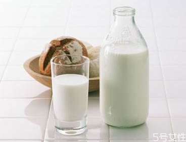 減肥期間晚上可以喝脫脂牛奶嗎 脫脂牛奶晚上喝好不好 減肥期間晚上可以喝脫脂牛奶嗎 脫脂牛奶晚上喝好不好