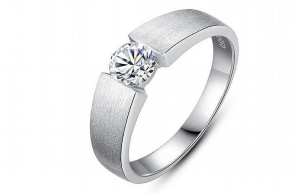 鉑金戒指和黃金戒指的區(qū)別 鉑金戒指與白銀戒指的區(qū)別 鉑金戒指和黃金戒指的區(qū)別 鉑金戒指與白銀戒指的區(qū)別