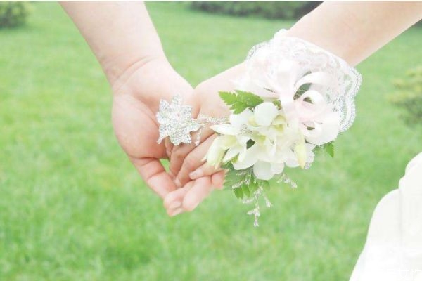 女孩子左手中指戴戒指什么意思 中指戴戒指有什么含義 女孩子左手中指戴戒指什么意思 中指戴戒指有什么含義