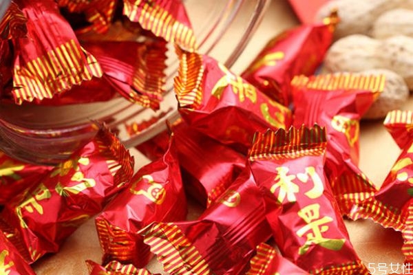 女孩子左手中指戴戒指什么意思 中指戴戒指有什么含義 女孩子左手中指戴戒指什么意思 中指戴戒指有什么含義