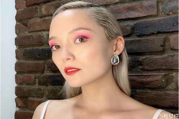 一個(gè)晚上不卸妝會(huì)怎么樣 晚上睡覺(jué)不卸妝會(huì)怎樣