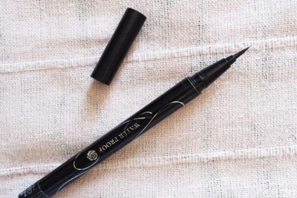 眼線筆暈妝應(yīng)該怎么辦 畫眼線不暈染的小竅門 眼線筆暈妝應(yīng)該怎么辦 畫眼線不暈染的小竅門