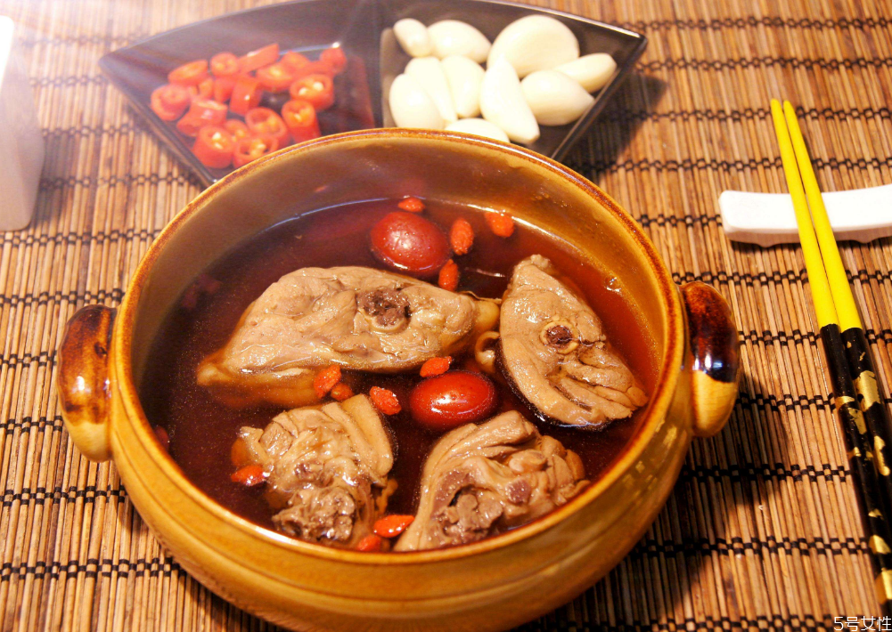 四物湯可以加雞蛋嗎 四物湯更年期婦女能喝嗎 四物湯可以加雞蛋嗎 四物湯更年期婦女能喝嗎