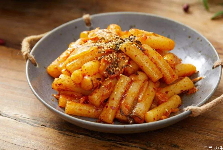 炒年糕要先煮一下嗎 超市買的硬年糕怎么吃 炒年糕要先煮一下嗎 超市買的硬年糕怎么吃