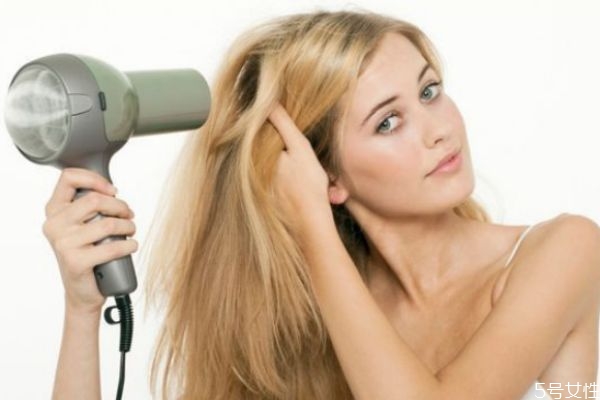 怎么吹頭發(fā)才不貼頭皮 吹頭發(fā)貼頭皮怎么辦 怎么吹頭發(fā)才不貼頭皮 吹頭發(fā)貼頭皮怎么辦