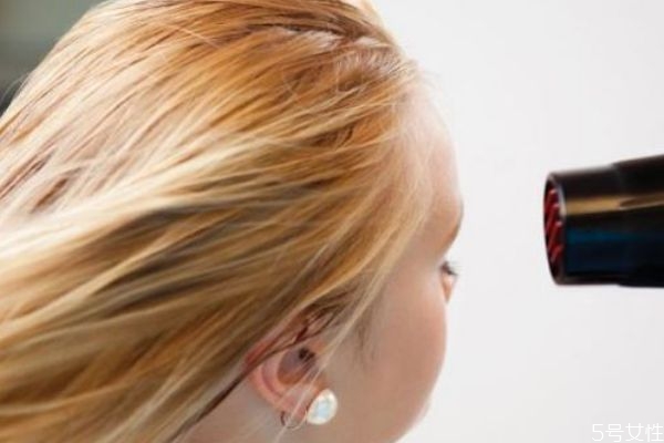 怎么吹頭發(fā)才不貼頭皮 吹頭發(fā)貼頭皮怎么辦 怎么吹頭發(fā)才不貼頭皮 吹頭發(fā)貼頭皮怎么辦