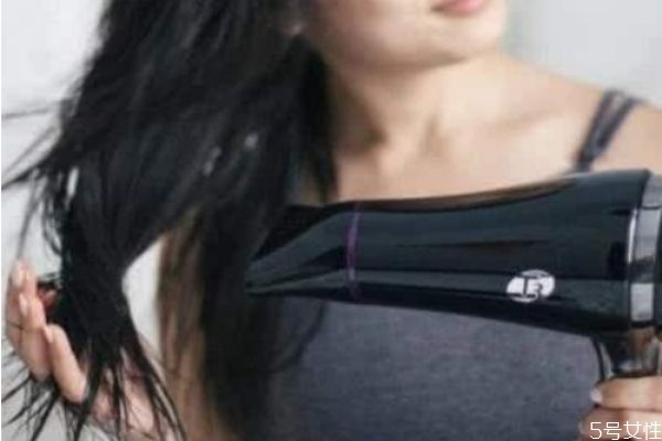 怎么吹頭發(fā)才不貼頭皮 吹頭發(fā)貼頭皮怎么辦 怎么吹頭發(fā)才不貼頭皮 吹頭發(fā)貼頭皮怎么辦