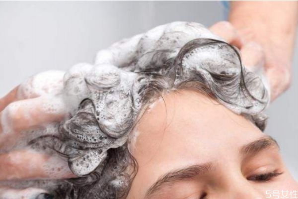 洗頭發(fā)的水溫在多少度合適 高溫?zé)崴搭^的危害 洗頭發(fā)的水溫在多少度合適 高溫?zé)崴搭^的危害