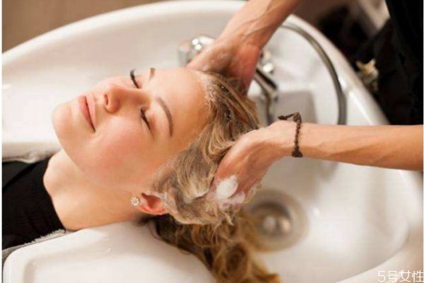 洗頭發(fā)的水溫在多少度合適 高溫?zé)崴搭^的危害 洗頭發(fā)的水溫在多少度合適 高溫?zé)崴搭^的危害