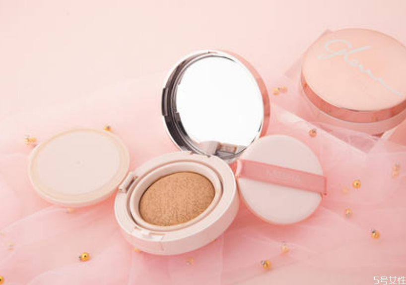 涂氣墊不用散粉可以嗎 涂完氣墊多久用散粉 涂氣墊不用散粉可以嗎 涂完氣墊多久用散粉