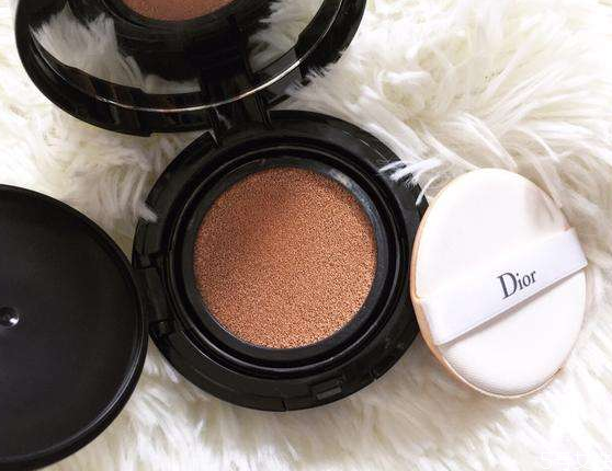 一般在外面用什么補(bǔ)妝 出門(mén)補(bǔ)妝用散粉還是氣墊 一般在外面用什么補(bǔ)妝 出門(mén)補(bǔ)妝用散粉還是氣墊