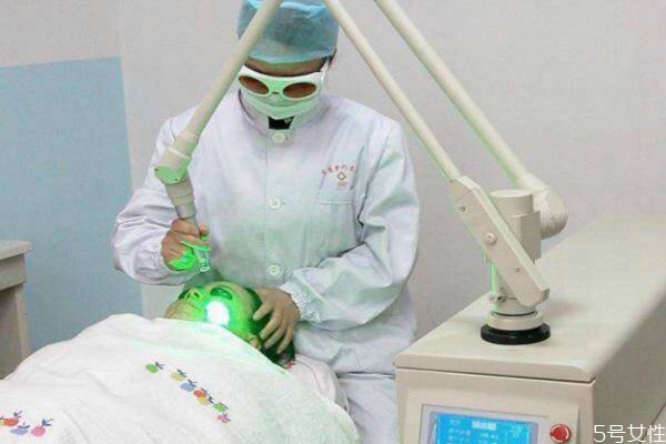 激光去痣后要注意什么 激光美容有哪些危害 激光去痣后要注意什么 激光美容有哪些危害