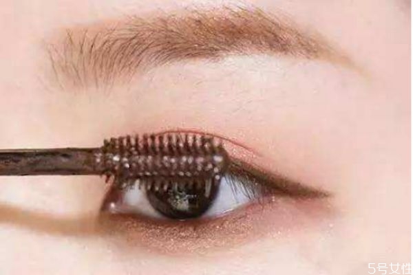 睫毛膏黑色好還是棕色 棕色眼線配什么顏色的睫毛膏 睫毛膏黑色好還是棕色 棕色眼線配什么顏色的睫毛膏
