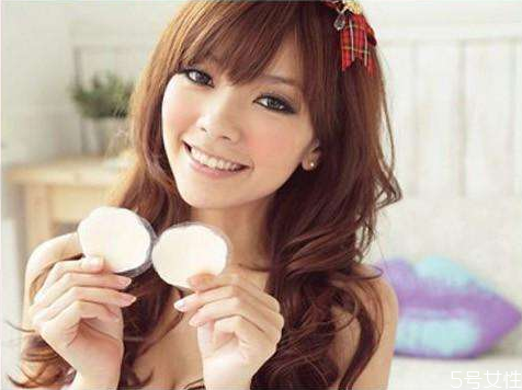 為什么胸貼撕下來(lái)很臭 胸貼撕下來(lái)為什么有水 為什么胸貼撕下來(lái)很臭 胸貼撕下來(lái)為什么有水