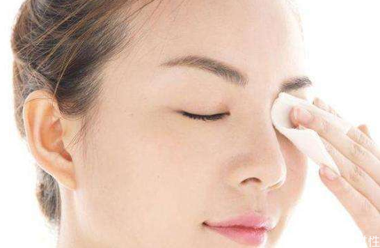 睡前喝水眼睛會(huì)腫嗎 眼睛水腫怎么快速消腫 睡前喝水眼睛會(huì)腫嗎 眼睛水腫怎么快速消腫