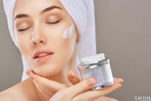 晚上護膚有什么要注意的 晚上護膚用什么護膚品 晚上護膚有什么要注意的 晚上護膚用什么護膚品