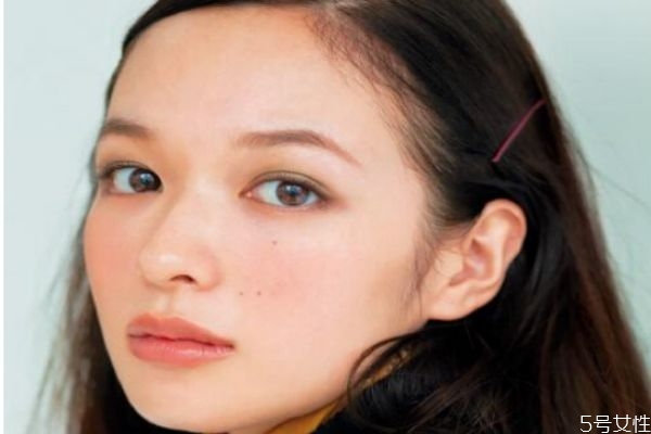 冬天化妝卡粉怎么辦 冬天應(yīng)該怎么化妝 冬天化妝卡粉怎么辦 冬天應(yīng)該怎么化妝