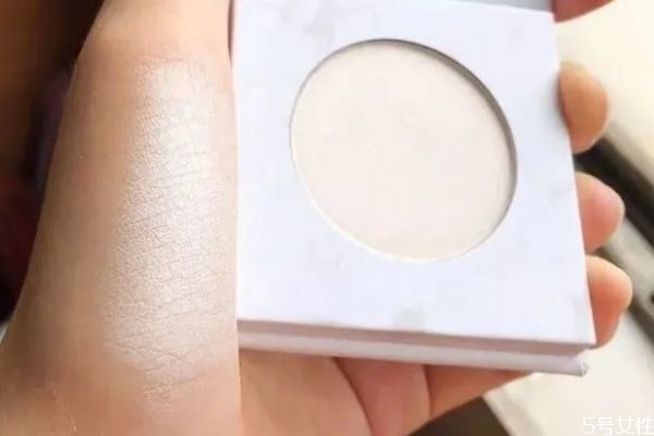 淡妝打高光會(huì)很夸張嗎 高光往哪里涂好看 淡妝打高光會(huì)很夸張嗎 高光往哪里涂好看